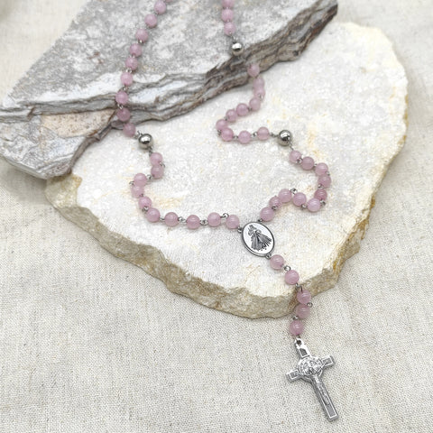 Camándula católica en acero con cuarzo rosado | Rosario elegante Colombia